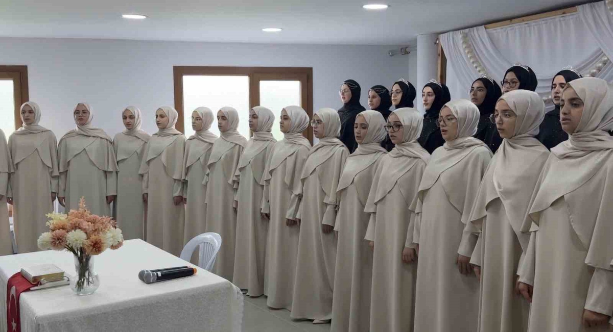Ulucami Kız Kur\'an Kursu\'nda İcazet Töreni
