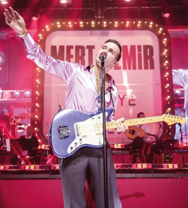 Mert Demir konseri yarıda kesti! Berberi sahneye çağırıp...