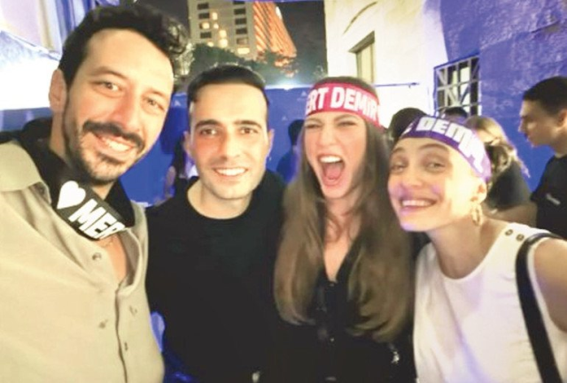 Mert Demir konseri yarıda kesti! Berberi sahneye çağırıp...