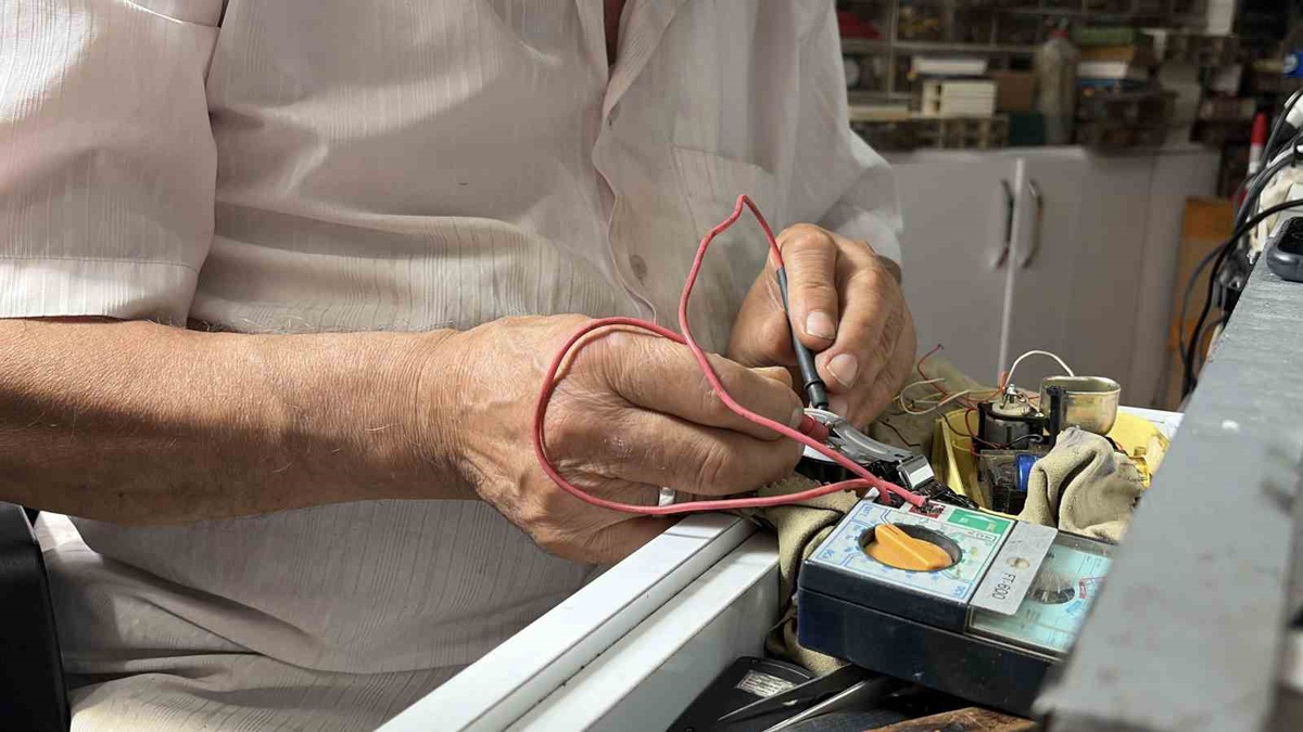 68 Yıldır Saat Tamir Ediyor