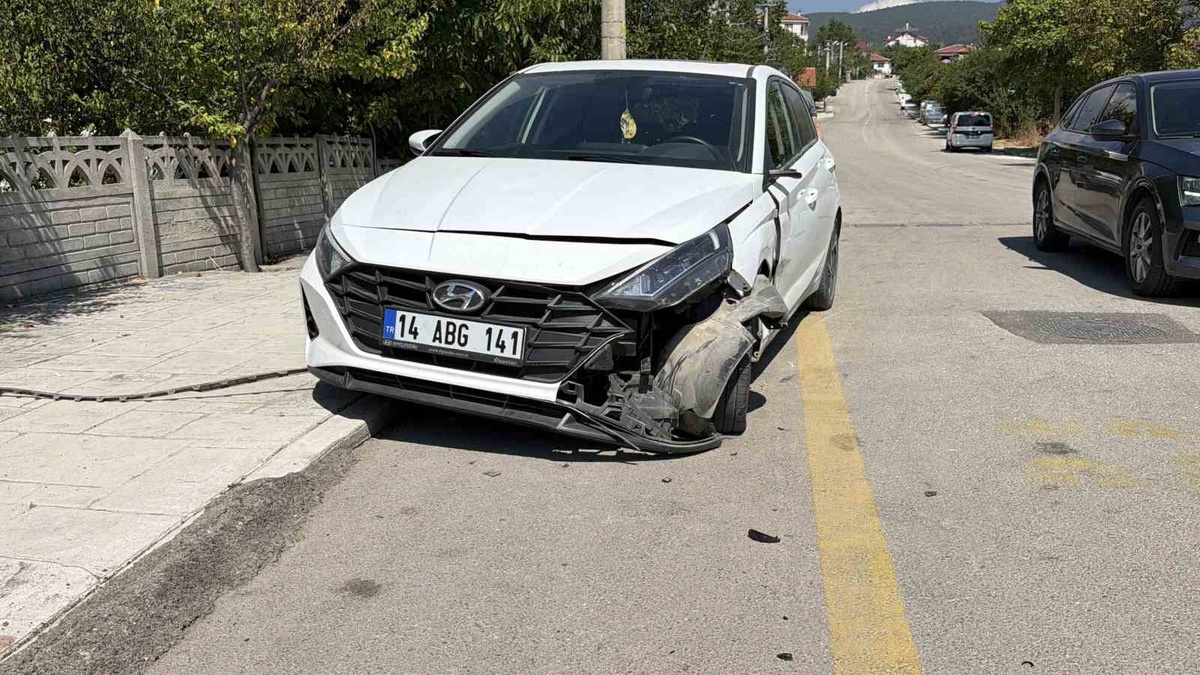 Bolu\'da Kaza: İmam Odasına Çarpan Araçta Yaralılar Var