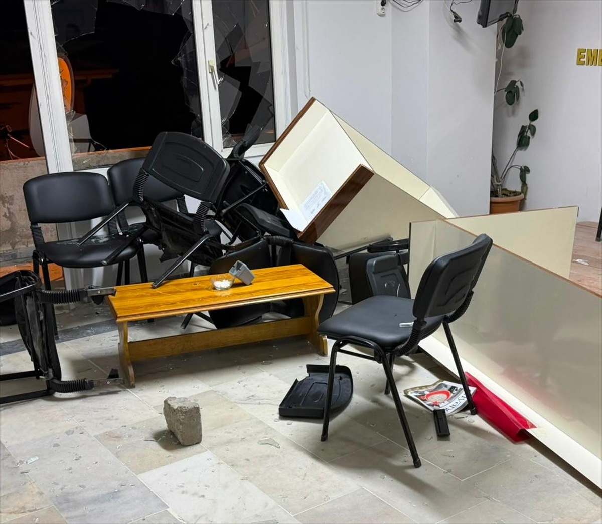 AK Parti İlçe Binasına Saldırı