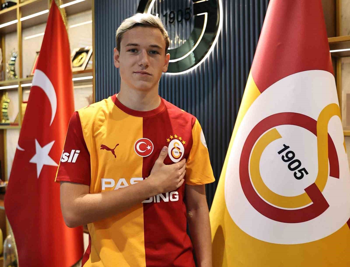 Galatasaray\'a İlk Rus Futbolcu: Aleksey Batrakov