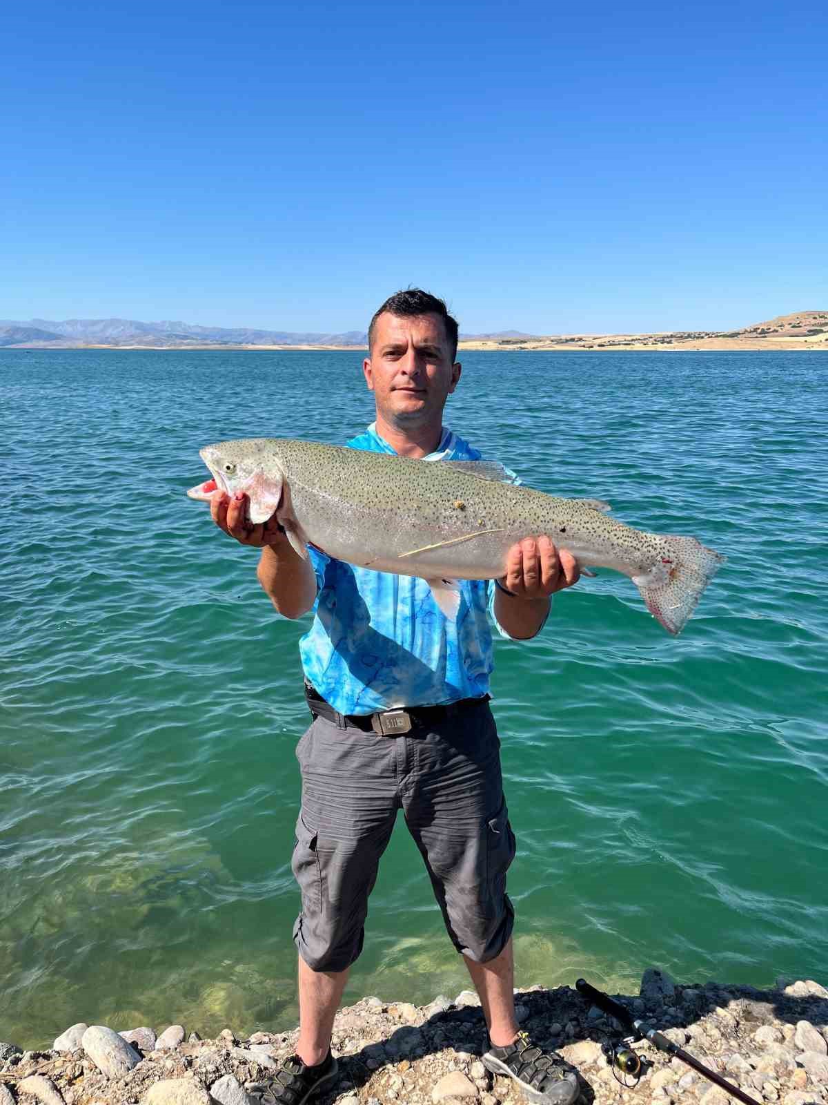 Elazığ\'da Gigant Alabalık Yakalandı