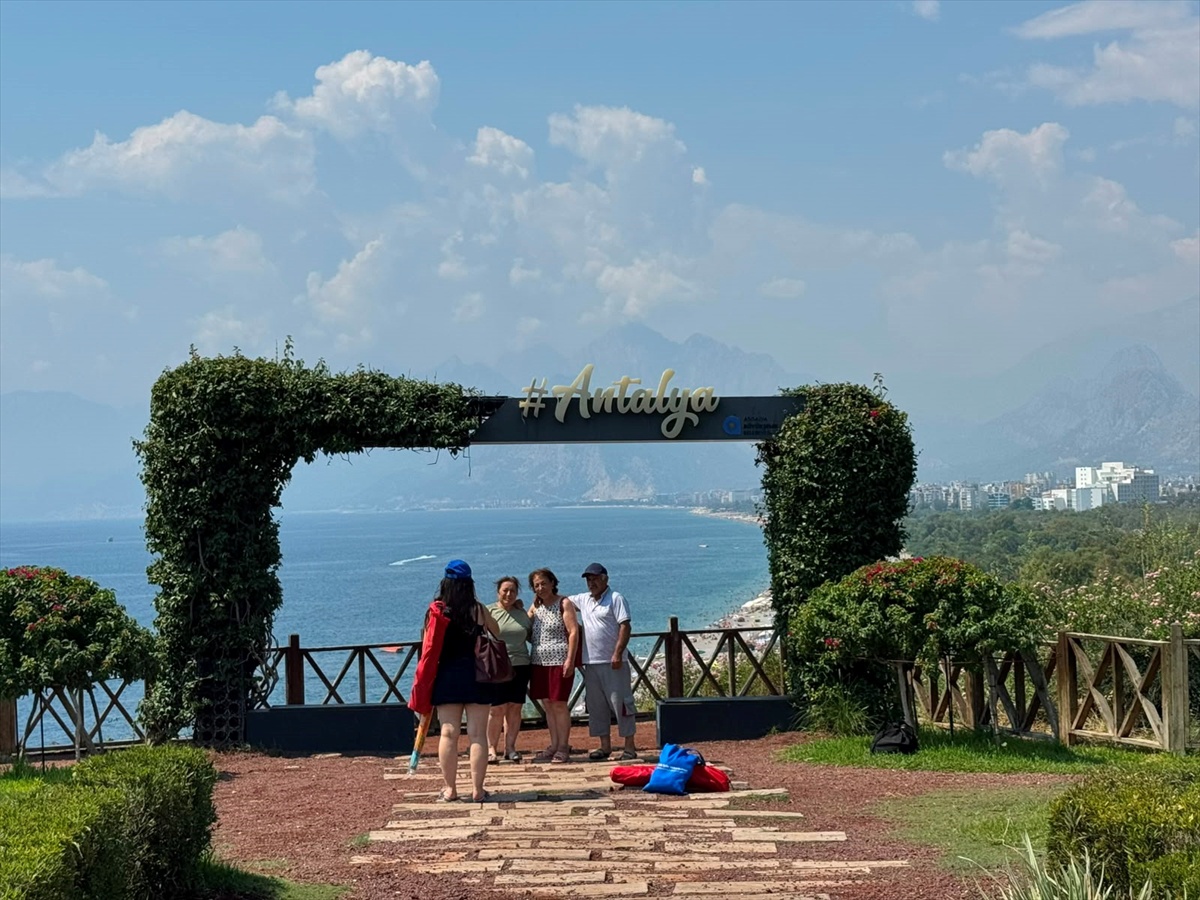 Antalya\'da Sıcak Hava ve Nem Yüzden Sahiller Kalabalıklaştı
