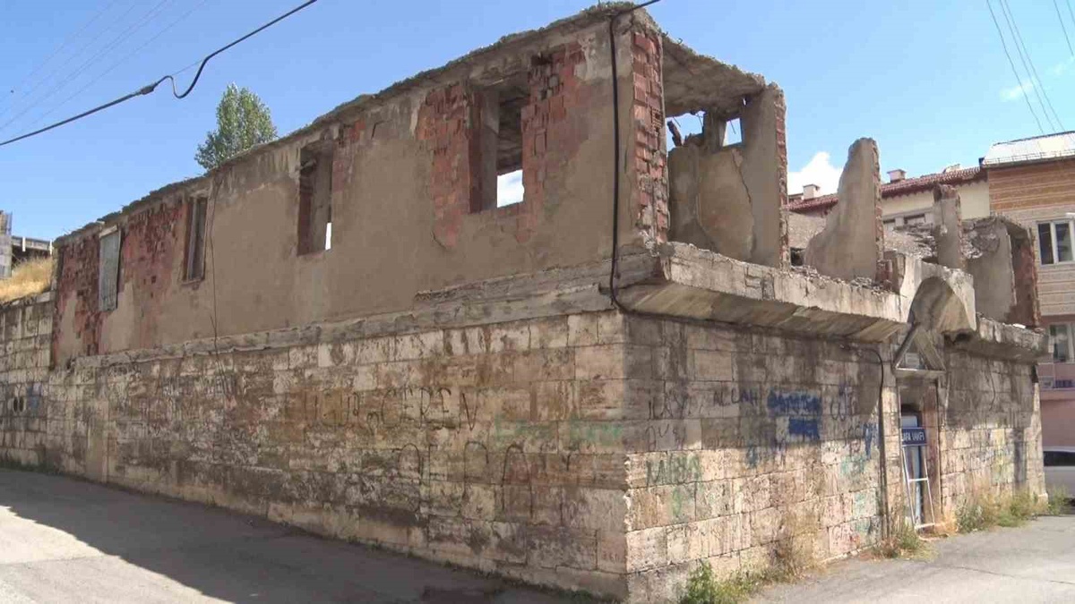 Sivas\'taki Tarihi Hamam Restorasyon Bekliyor