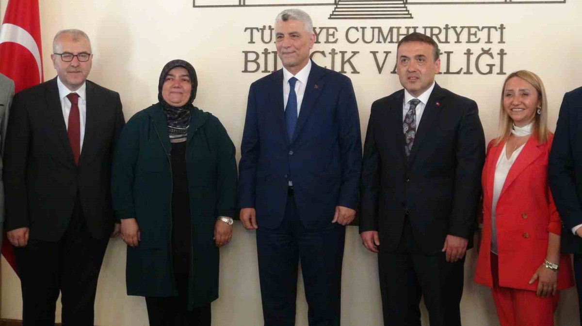Bakan Bolat Bilecik\'te Çınar Fidanı Dikti