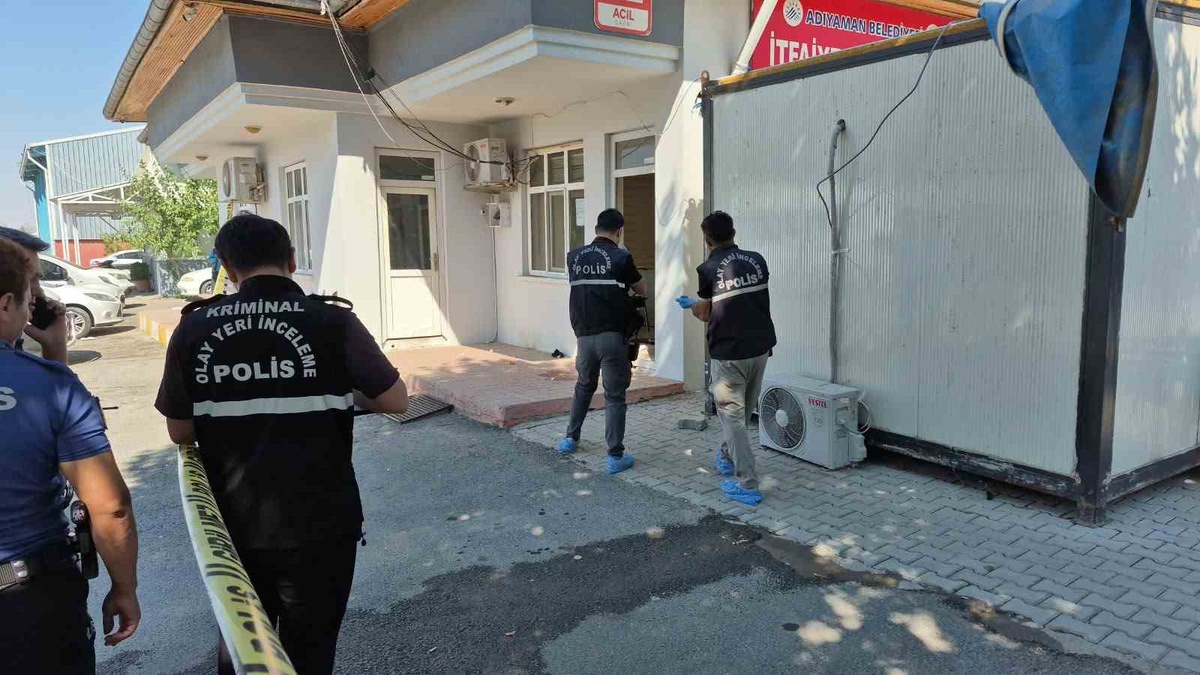 Belediye bahçesinde silahlı kavga: 3 yaralı