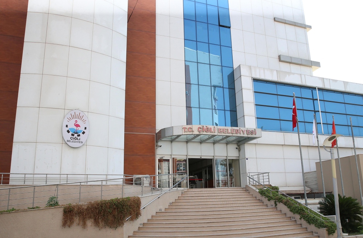Çiğli Belediye Başkanı\'nın Aracına Silahlı Saldırı