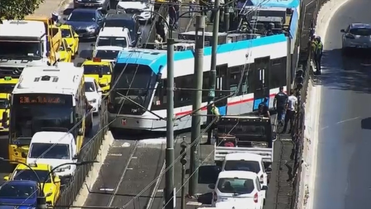 Tramvay Raydan Çıktı, Seferler Aksadı