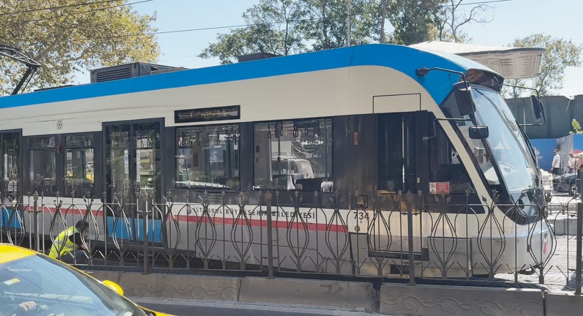 Tramvay Raydan Çıktı