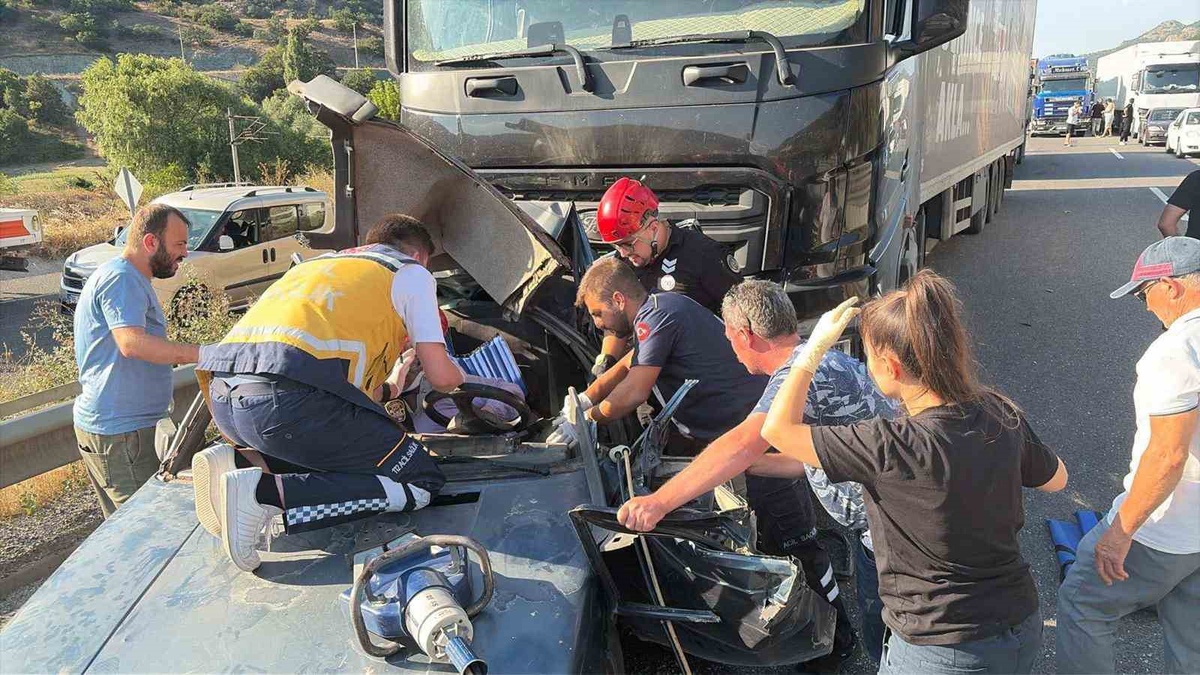 Bilecik\'te Trafik Kazası: Bir Kişi Sıkıştı