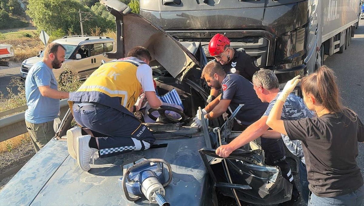 Tır Otomobile Çarptı: Sürücü Yaralandı