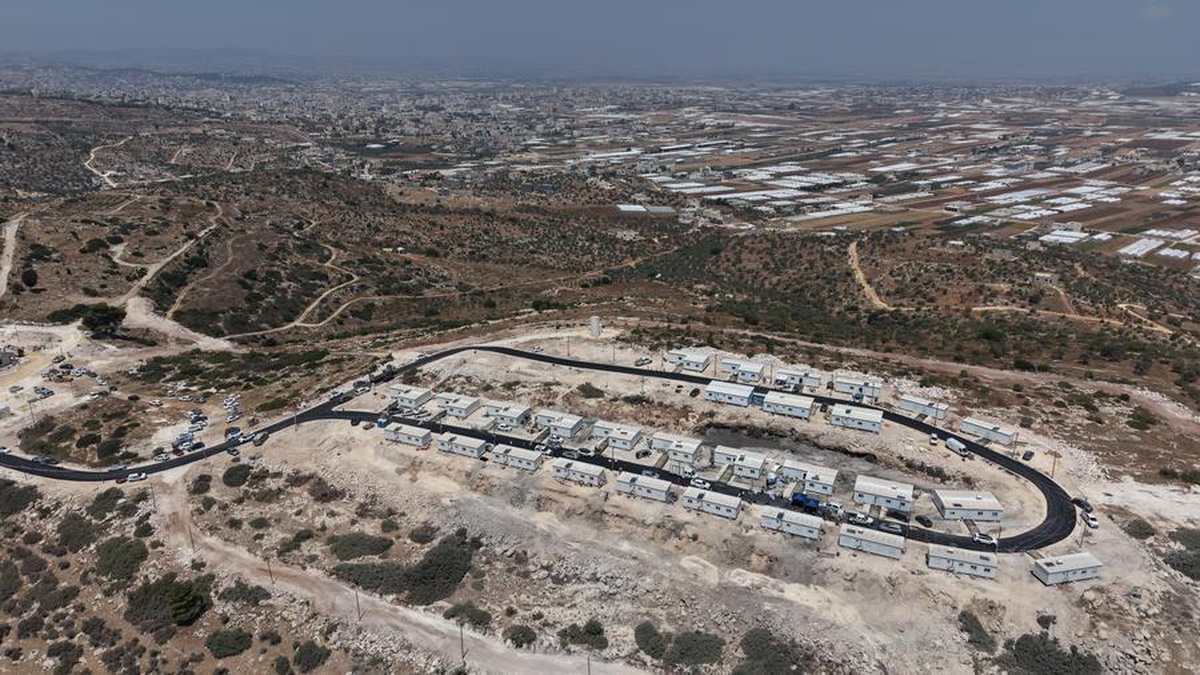 Batı Şeria\'da 40 bin Filistinli Yasağın Kurbana Dönüştü