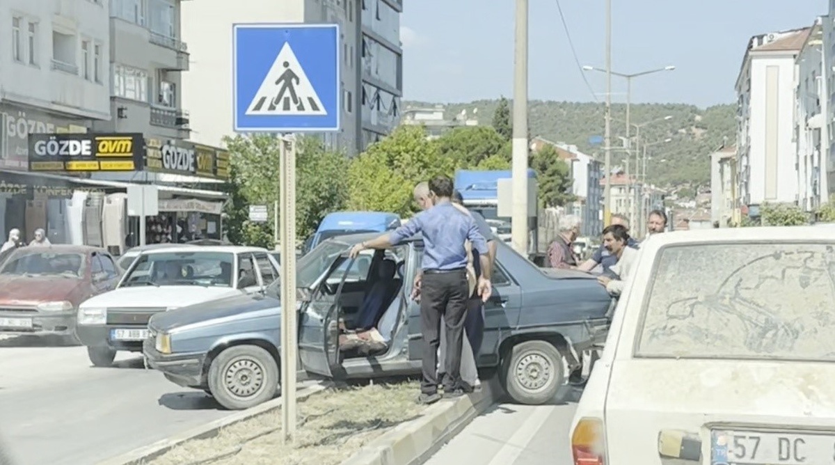 Boyabat\'ta Trafik Kazası: Otomobil Refüje Çıktı