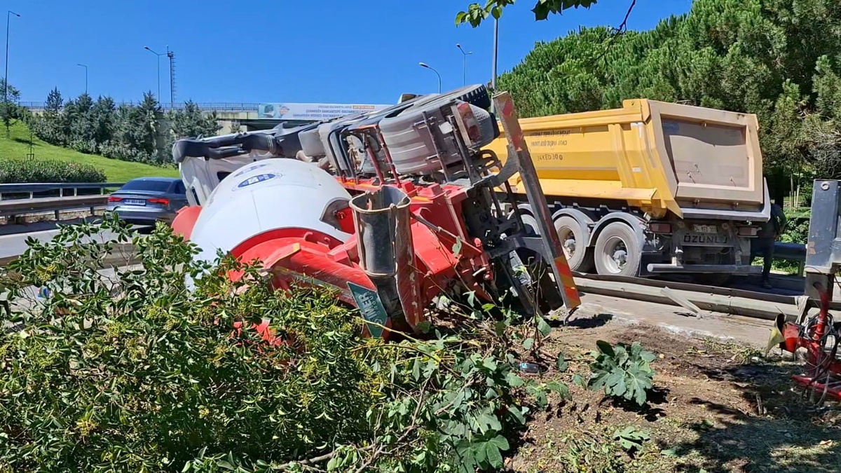 Çekmeköy\'de Beton Mikseri Devrildi: 1 Yaralı