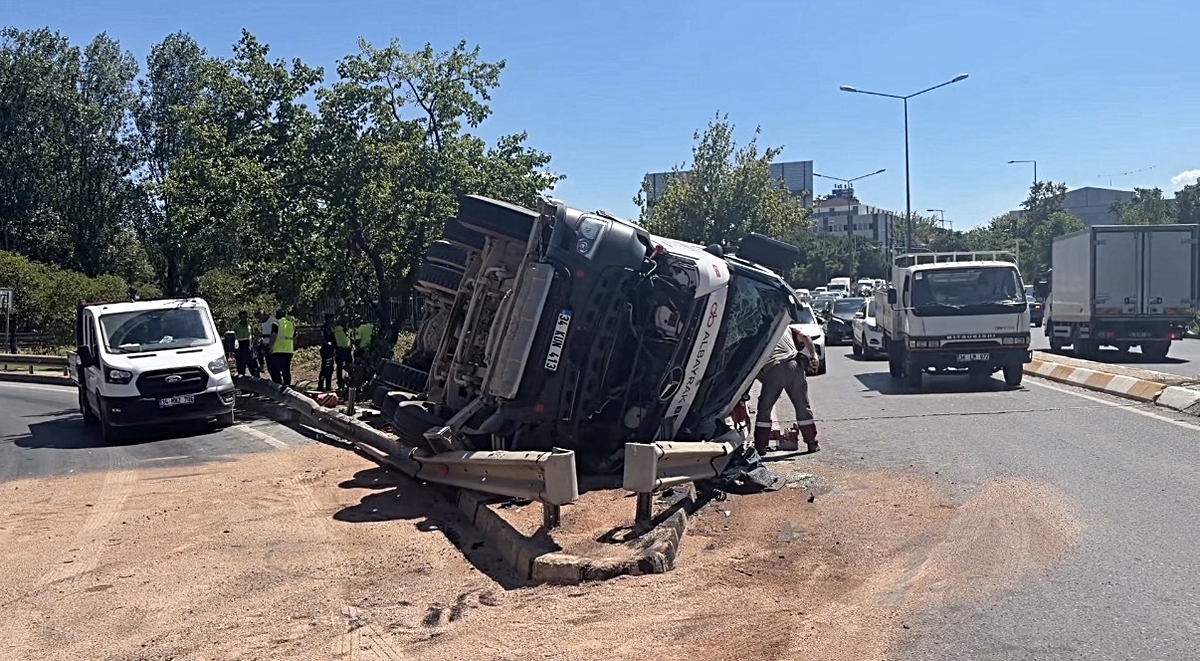 Çekmeköy\'de Beton Mikserinin Devrilmesi