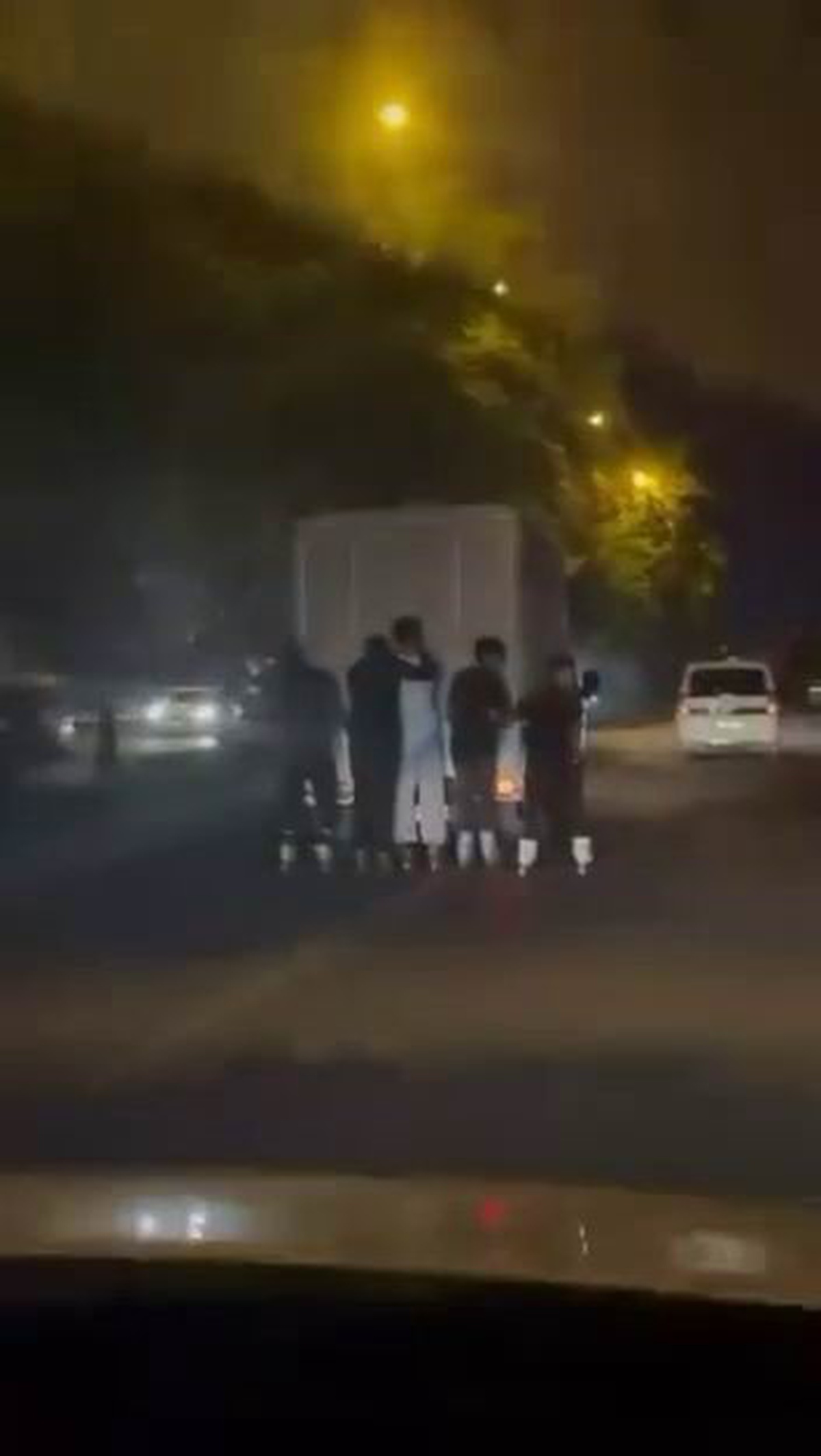 Diyarbakır\'da Gençlerin Tehlikeli Paten Sokak Şovu