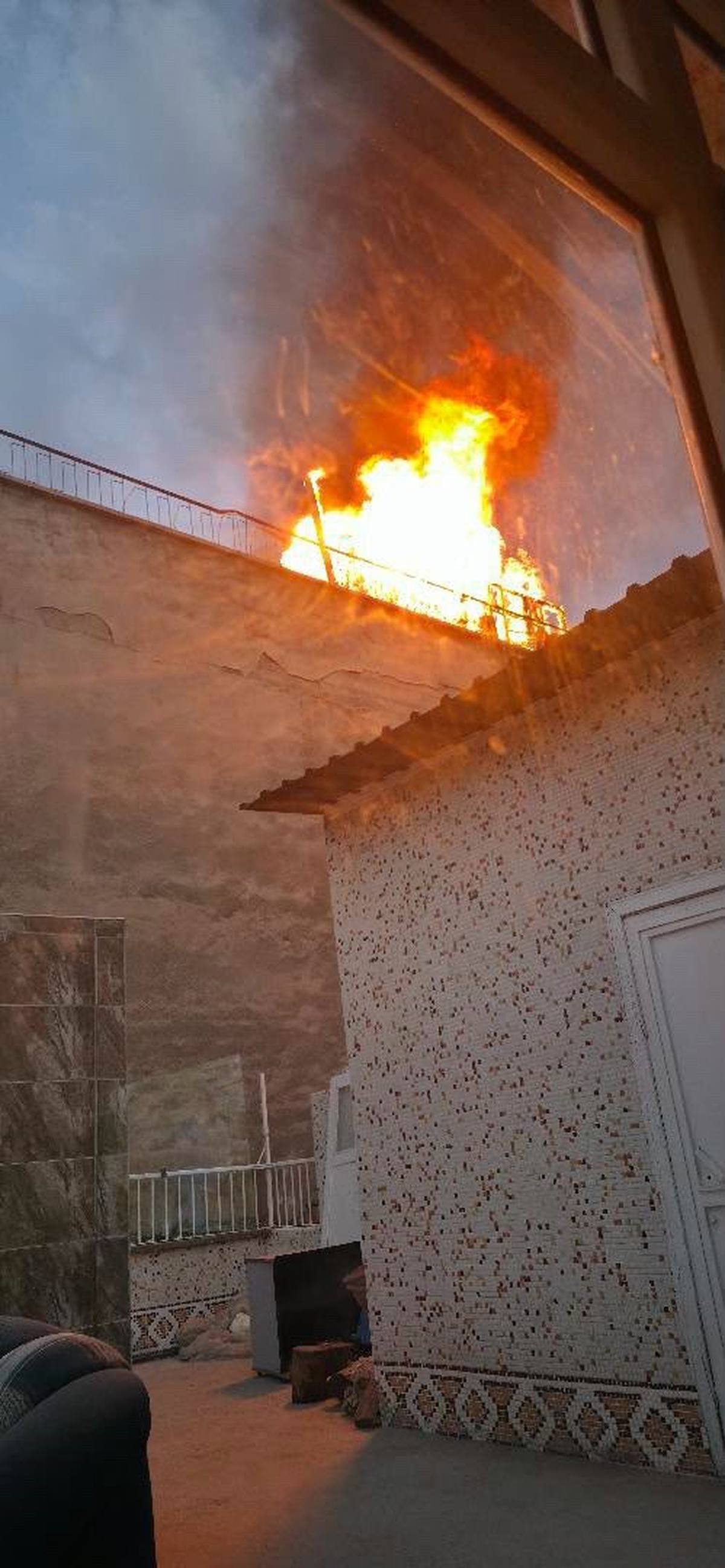 Diyarbakır\'da Çatı Yangını Kontrol Altına Alındı