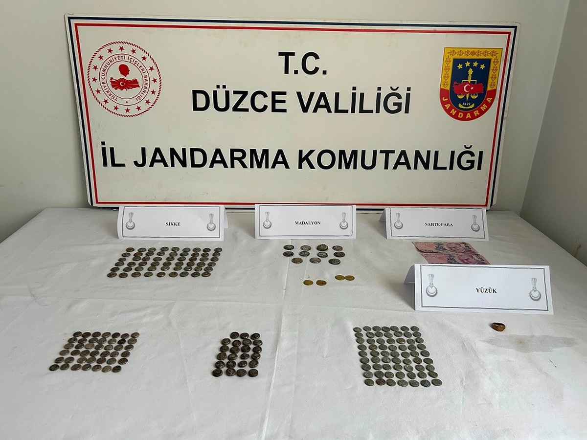 Düzce\'de tarihi eser operasyonu: 196 sikke ele geçirildi