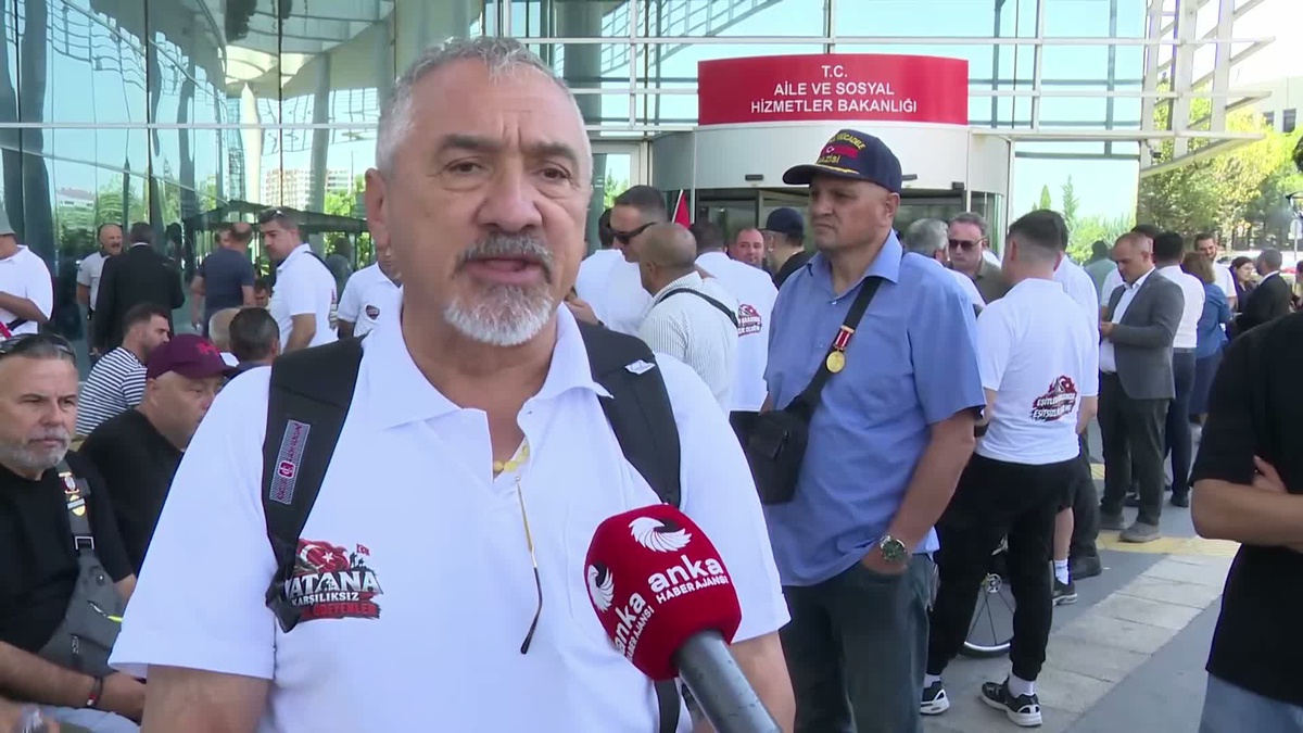 Er Şehit Aileleri ve Gazilerden Bakanlık Önünde Eylem