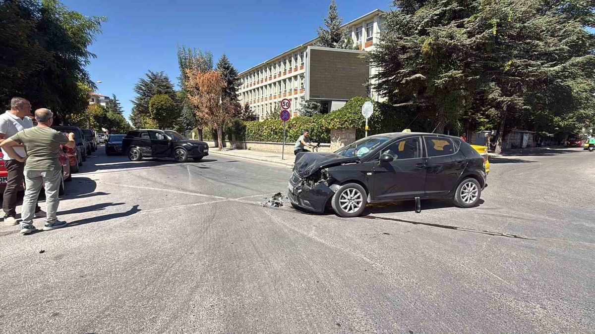 Eskişehir\'de İki Araç Çarpıştı