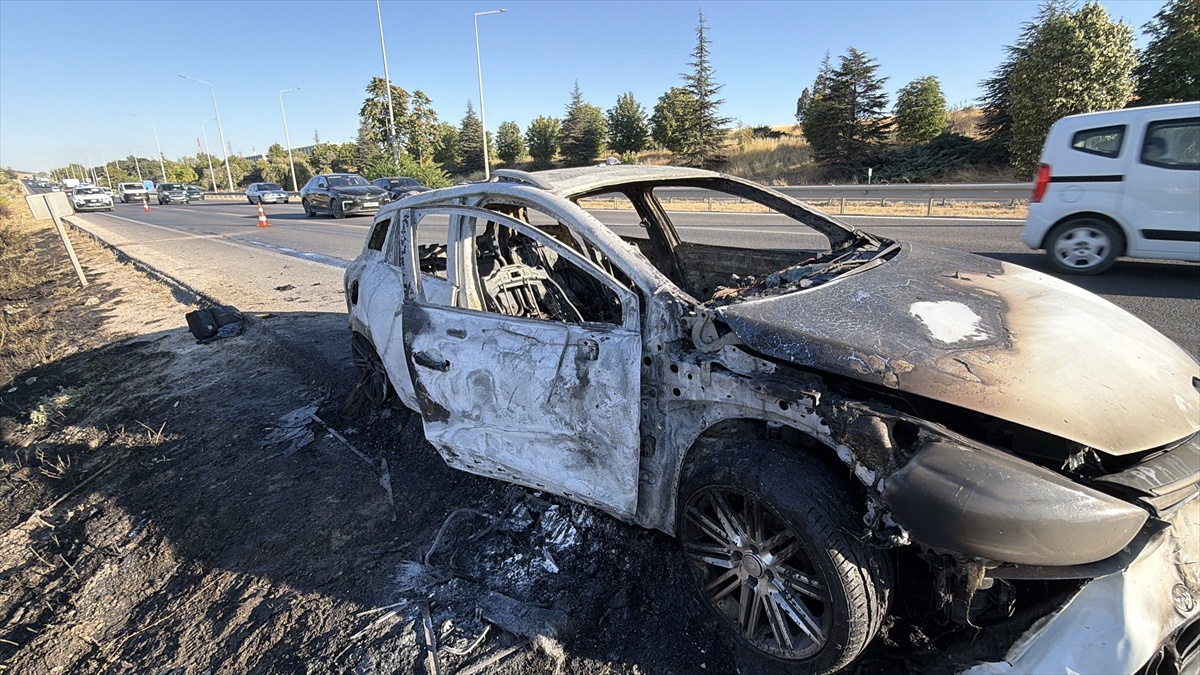 Eskişehir\'de Otomobilde Yangın: 3 Yaralı