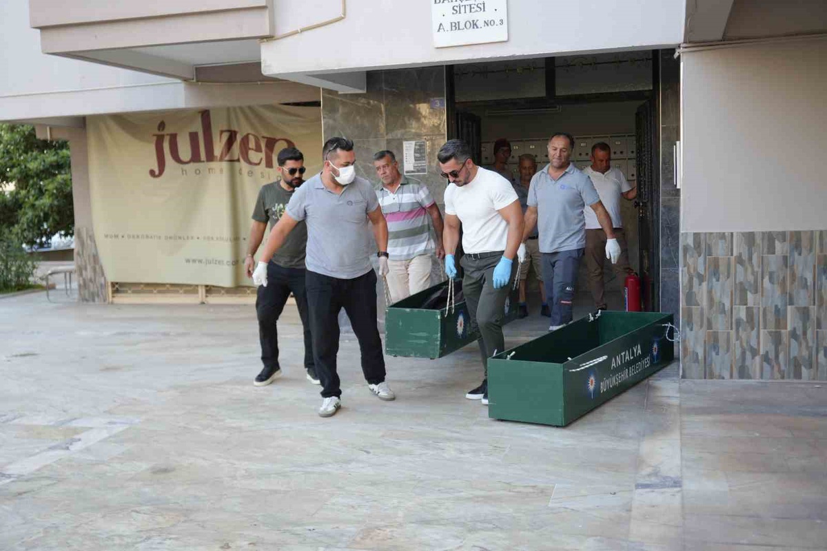 Antalya\'da Anne ve Kızı Ölü Bulundu
