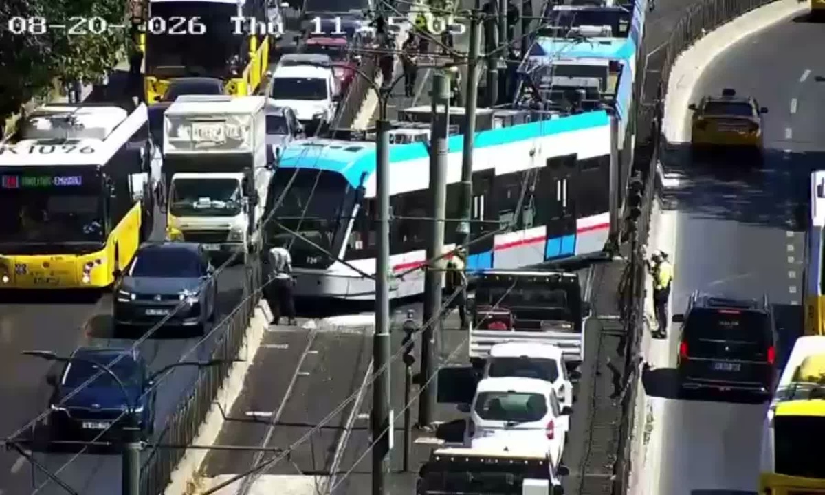 Tramvay Raydan Çıktı