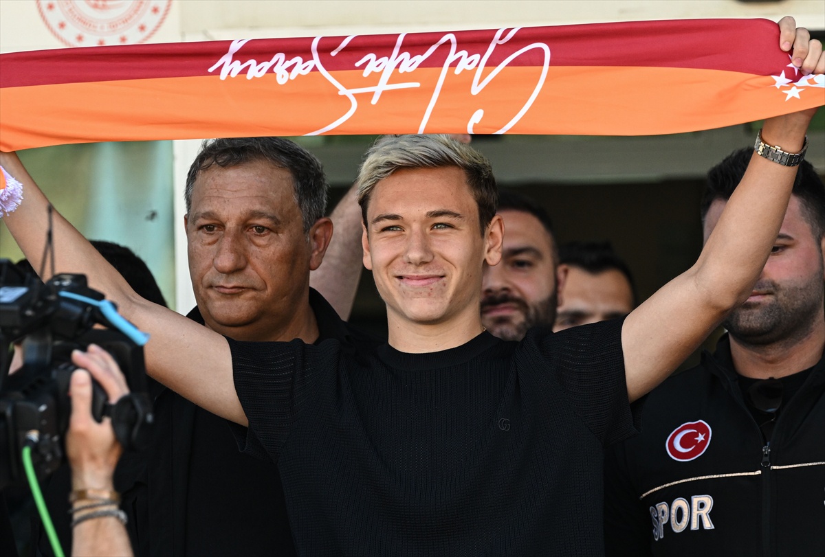 Galatasaray, Aleksey Batrakov\'u Karşıladı