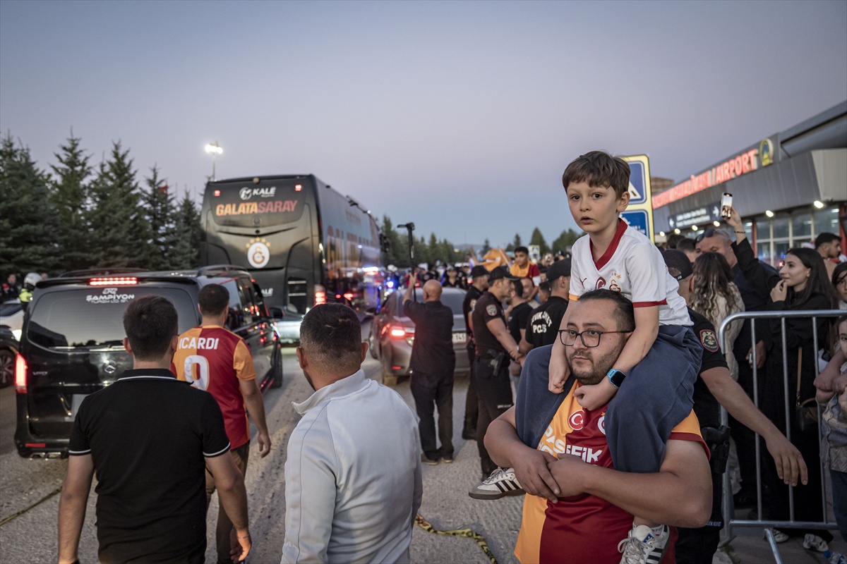 Galatasaray Erzurum\'da Coşkulu Karşılandı