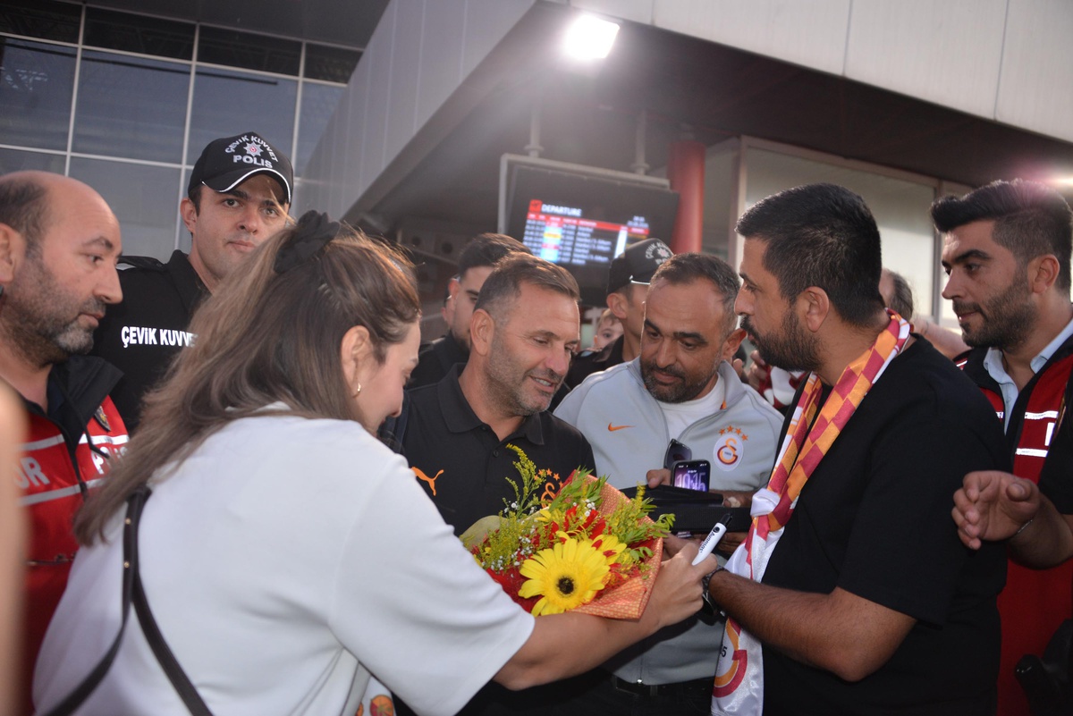 Osimhen\'e Coşkulu Karşılama