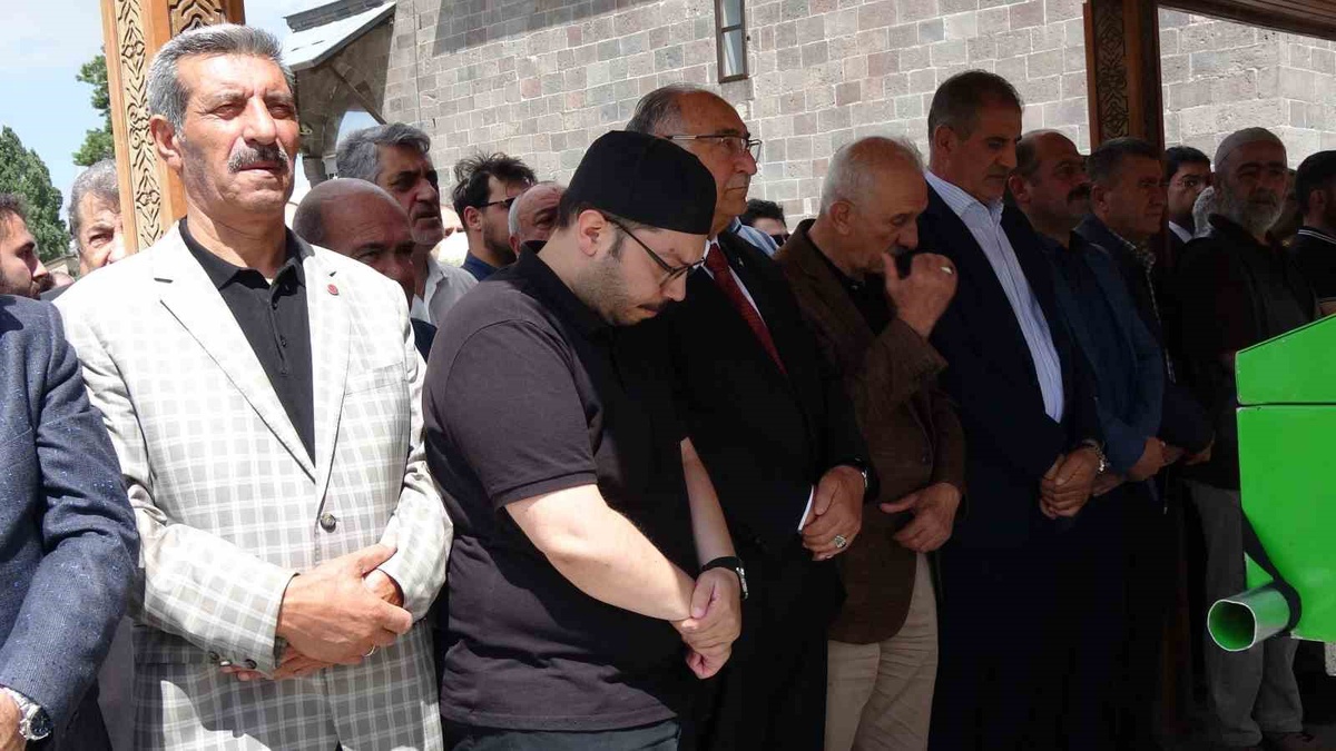 Gazeteci Öztürk Akkök Dualarla Uğurlandı
