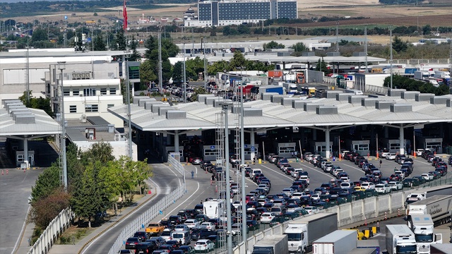 Gurbetçiler dönüş yolunda! Sınırda yoğunluk var