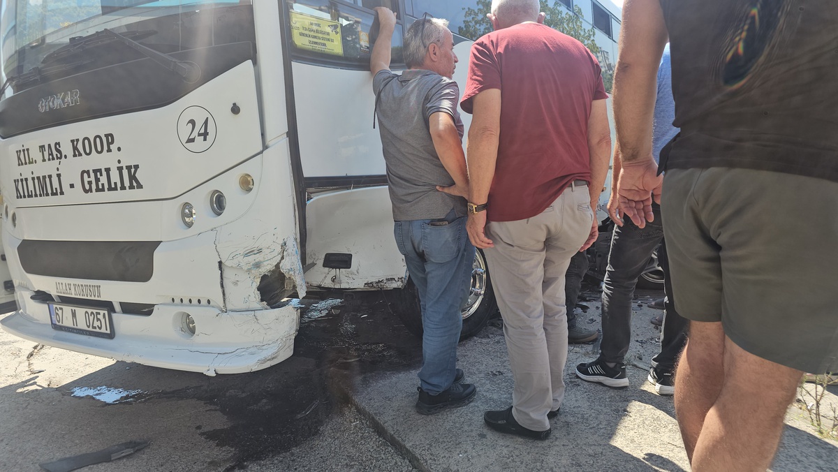 Zonguldak\'ta Otobüs-Özel Araç Çarpıştı: 7 Yaralı