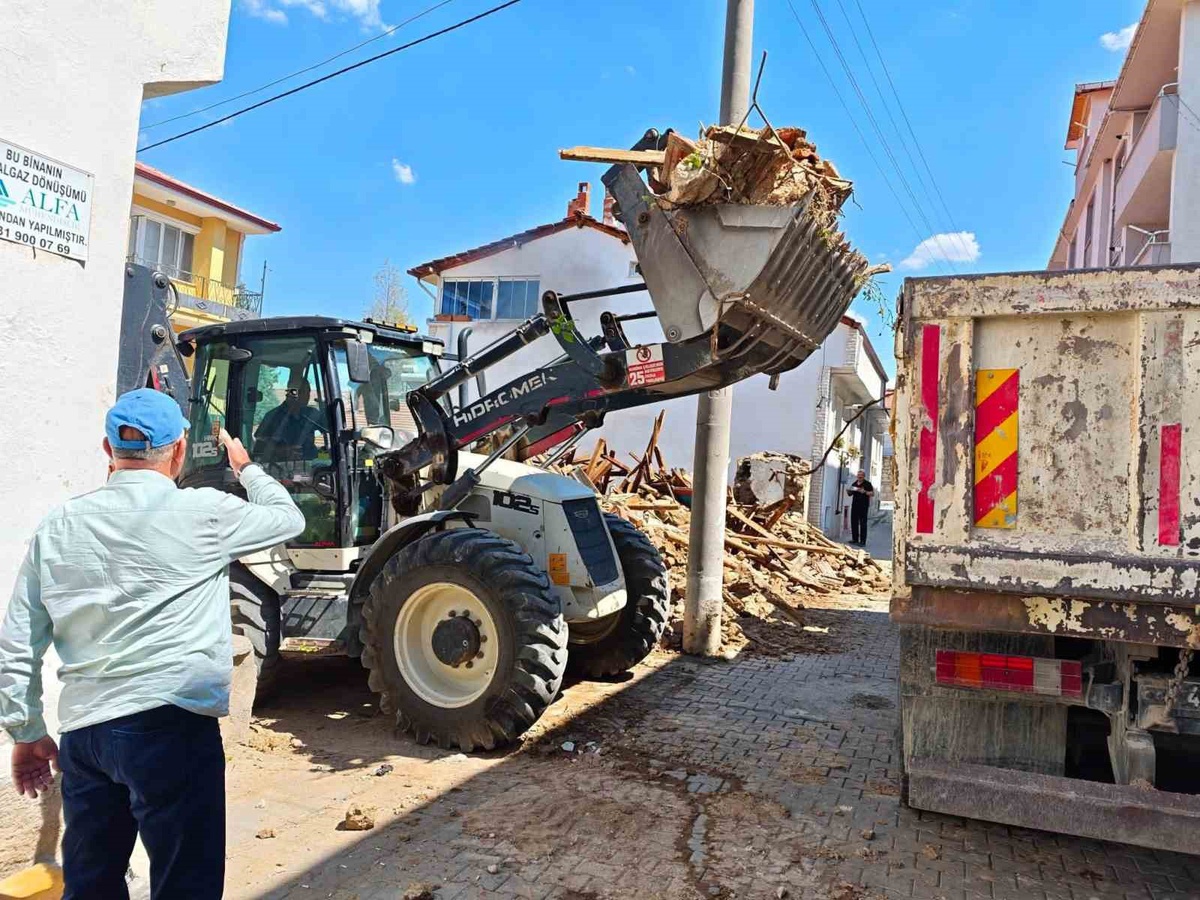 Hisarcık’ta riskli metruk bina kontrollü şekilde yıkıldı