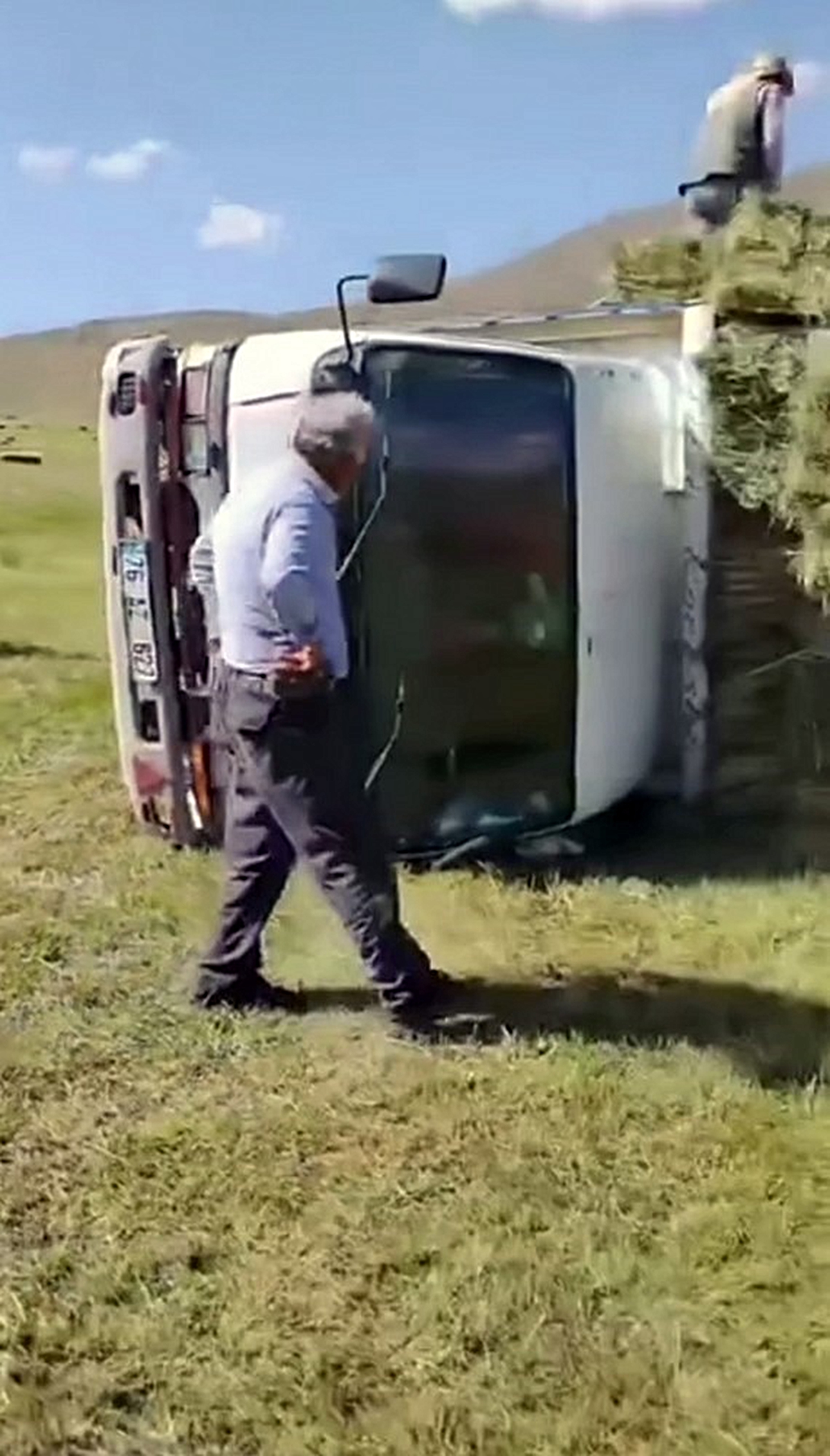 Iğdır\'da Kamyonet Devrildi
