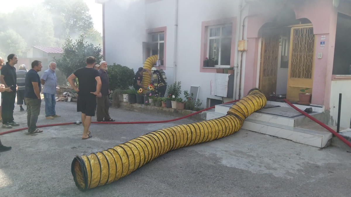 Kartepe\'de Yangın: Ev Sahipleri Kurtuldu