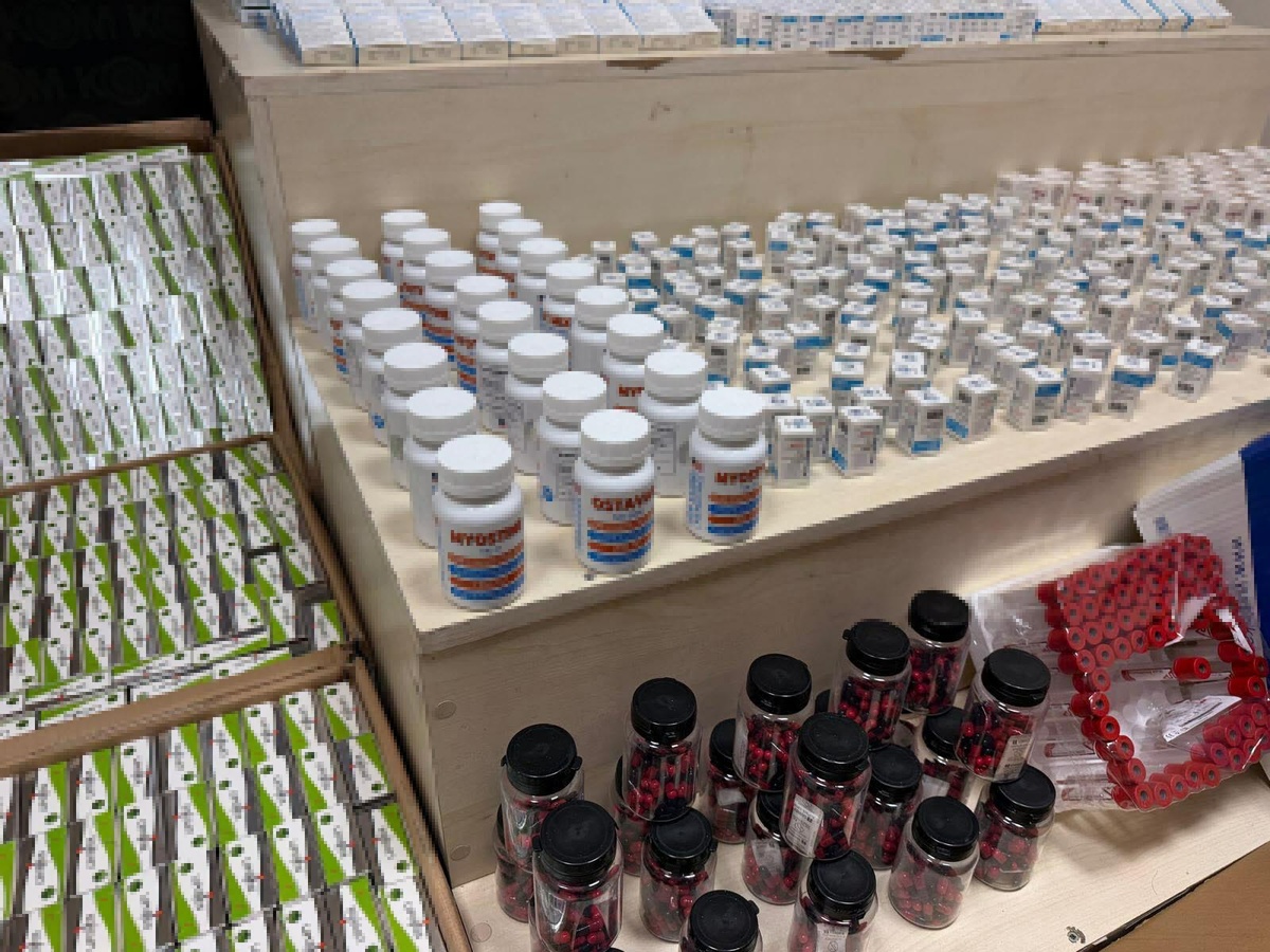 İzmir\'de Gümrük Kaçağı Steroid İlaç Operasyonu