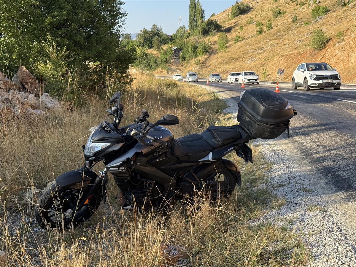 Motosiklet tabelaya çarptı: 1 ağır yaralı