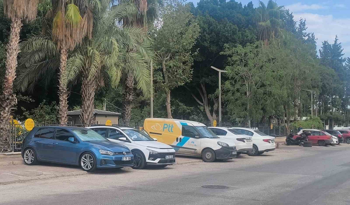 PTT Araçları Kaldırımı İşgal Etti