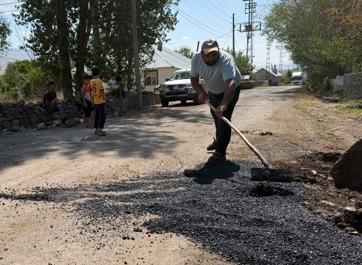 Karlıova\'da Köy Yollarına Bakım
