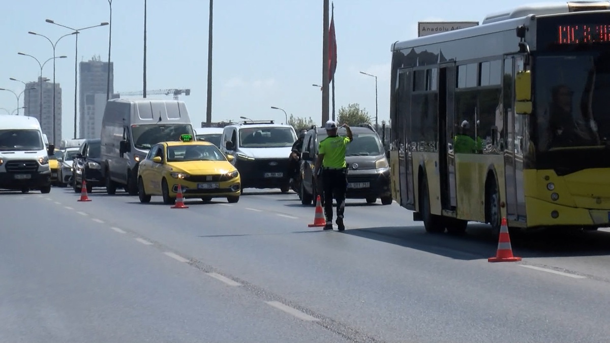 Kartal\'da Fayans Yüklü Kamyonet Yangını