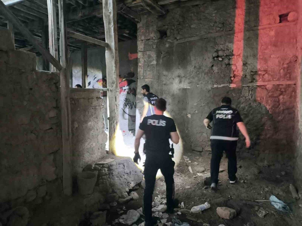 Kozan\'da uyuşturucu operasyonu: Aranan 1 kişi yakalandı, 11 gözaltı
