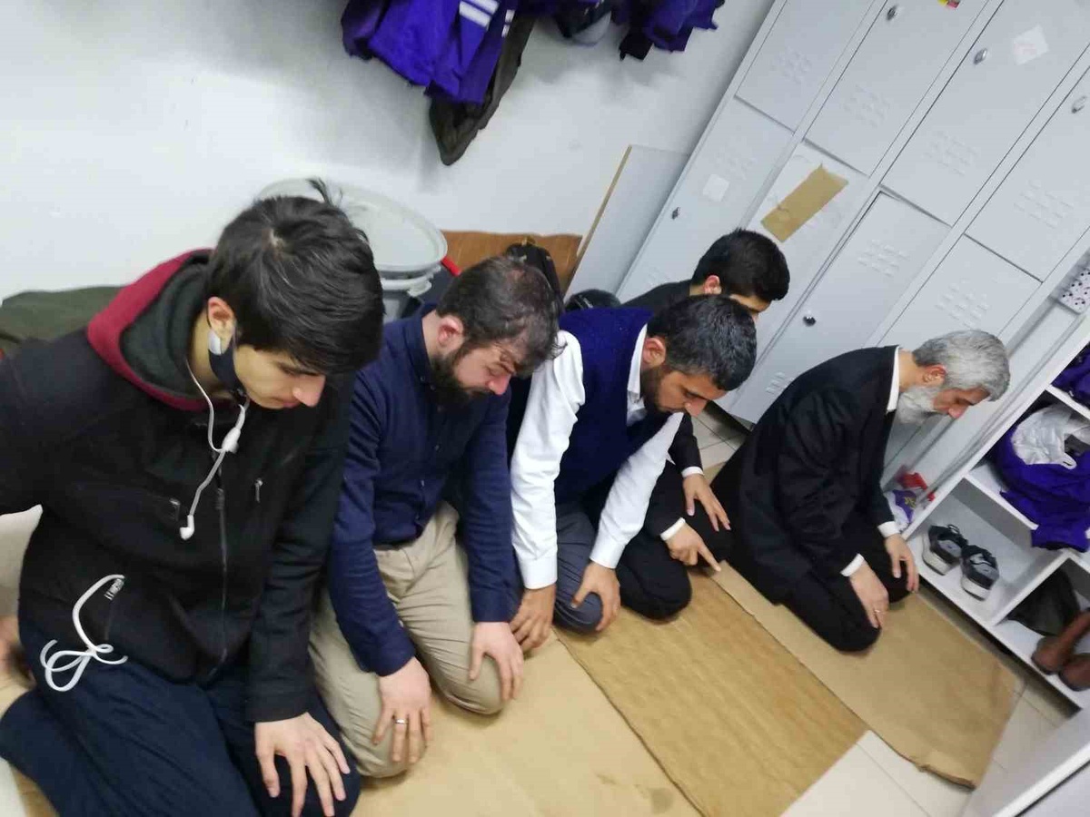Kuytul\'un namaz selfiesi yeniden gündemde