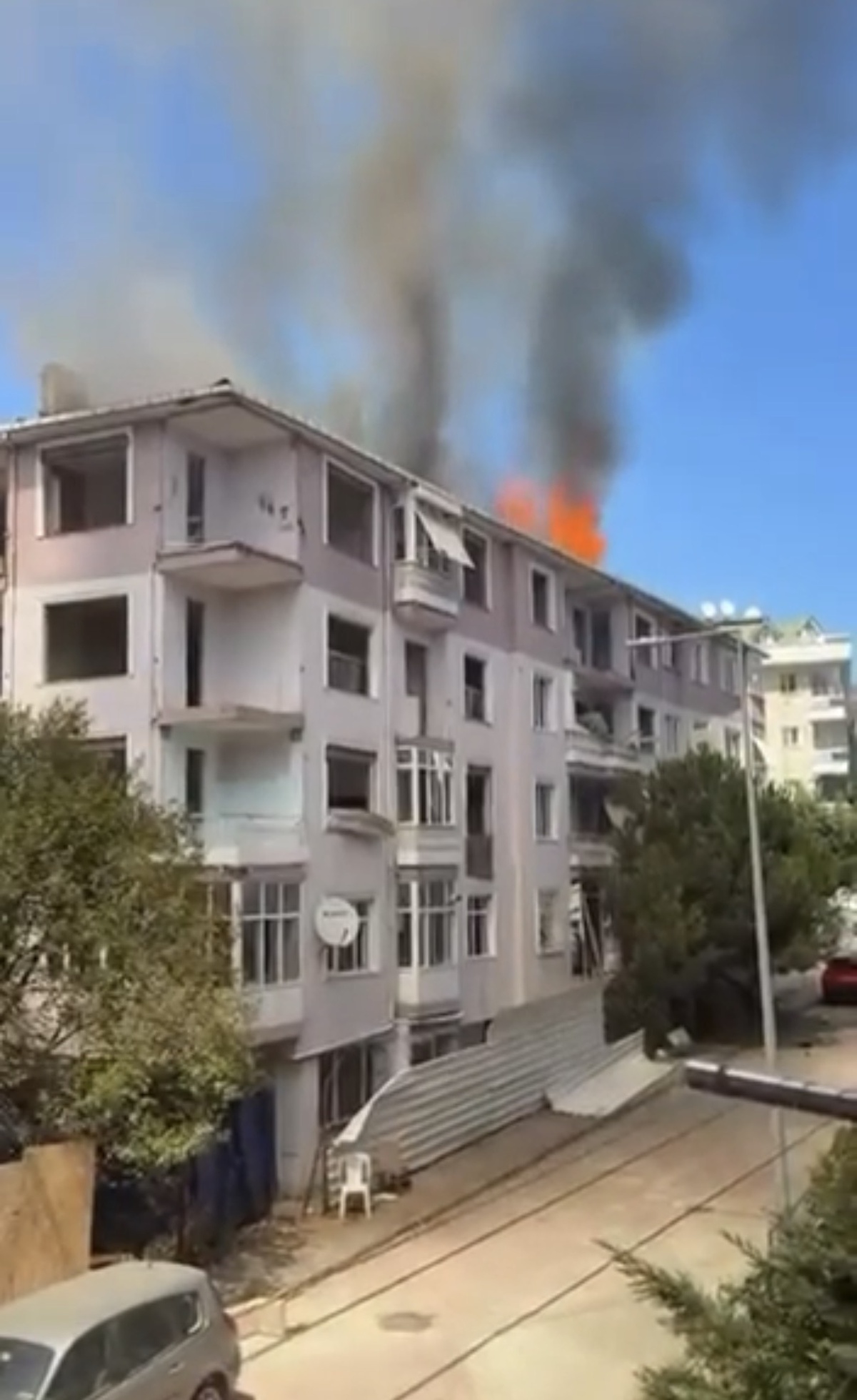 Maltepe\'de boş binada çatı yangını