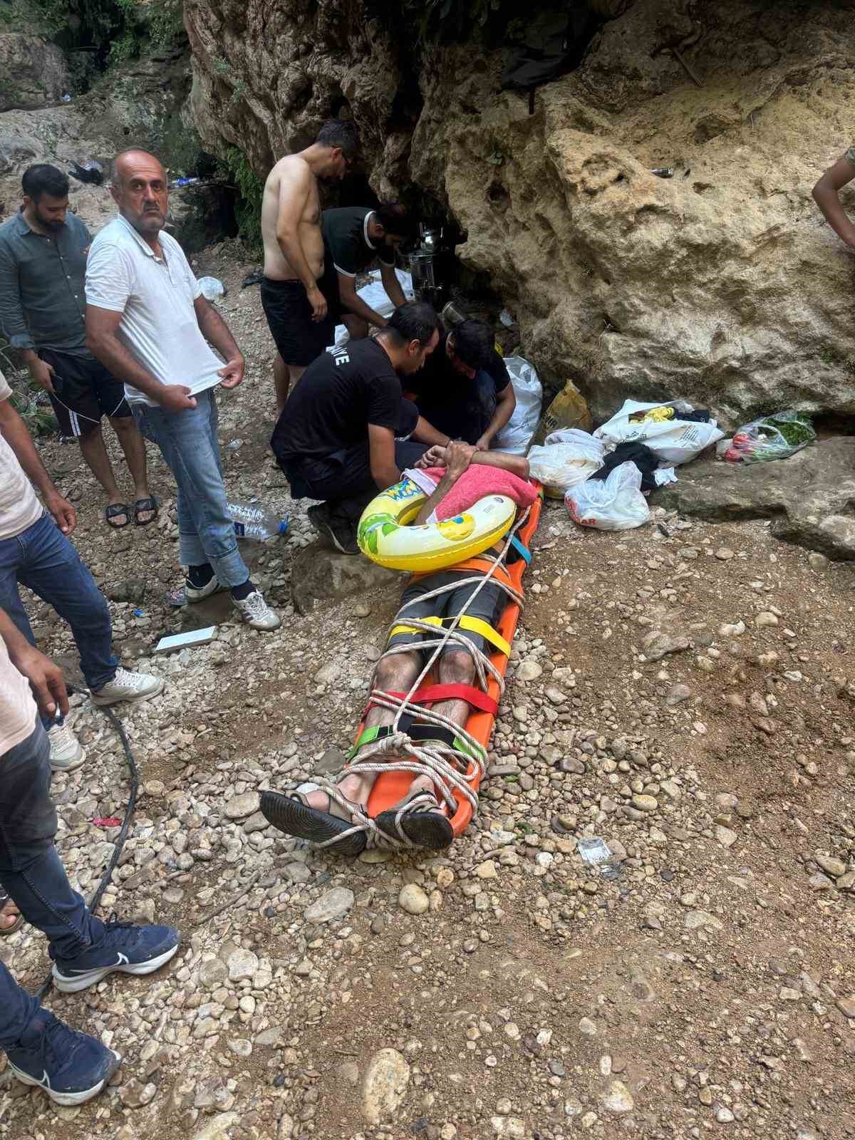 Kızıltepe\'de Kayalıklardan Düşen Yaralı Kurtarıldı