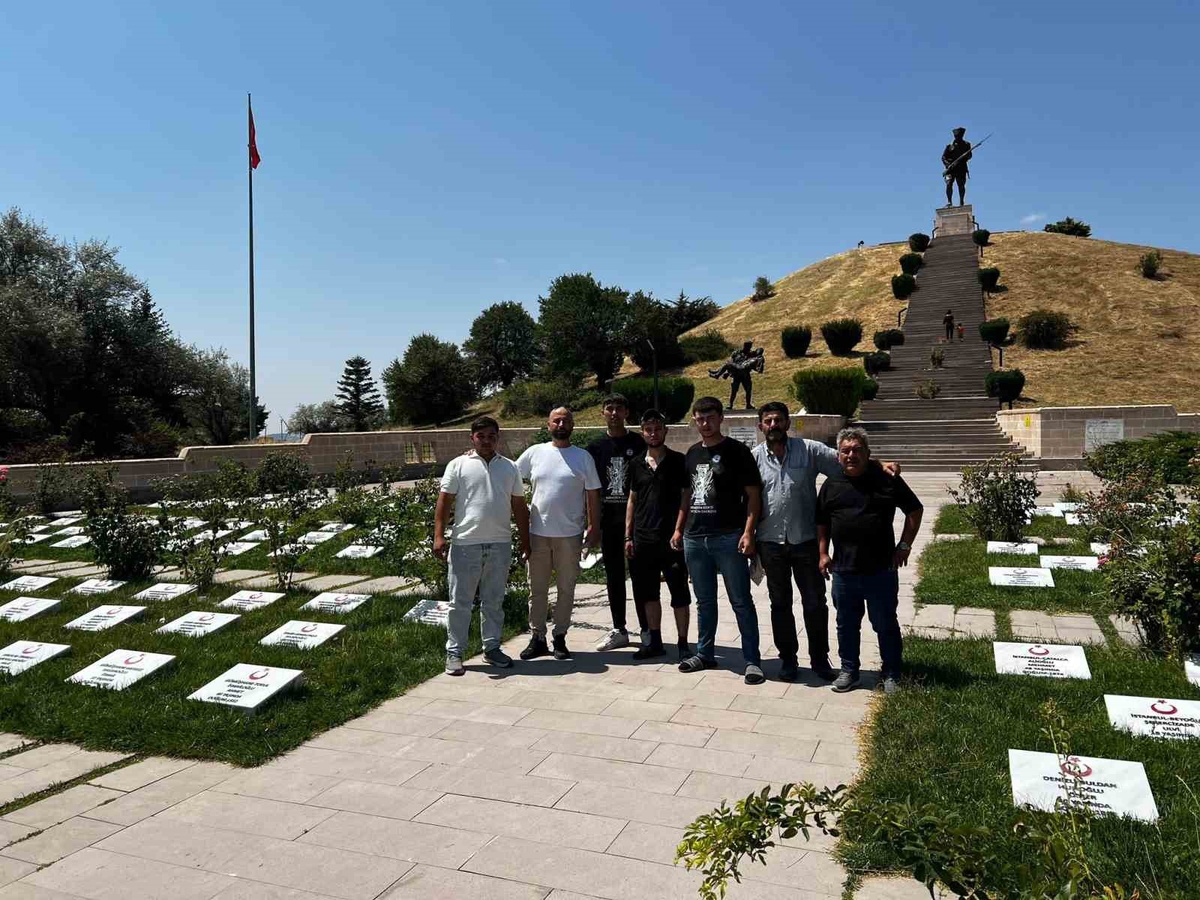 Öğrenciler 510 Şehidin Mezar Taşını Yeniledi