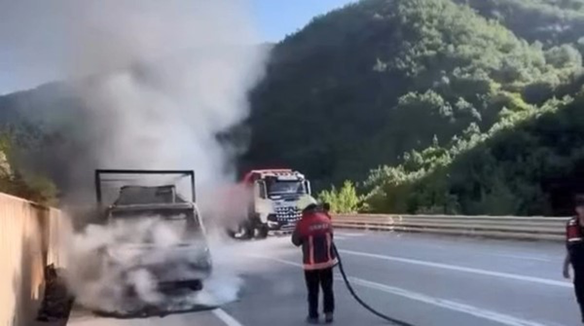 Boyabat\'ta Tavuk Nakliye Kamyoneti Yandı