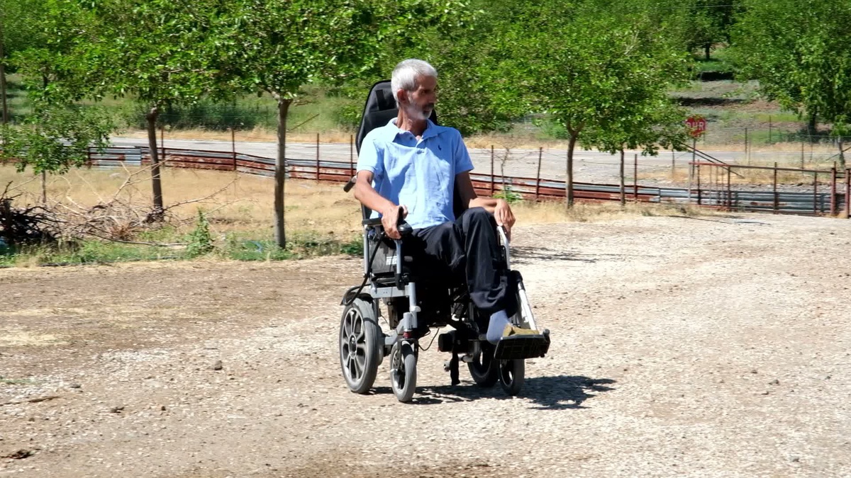 Engeline Rağmen Tavuk Yetiştiriyor